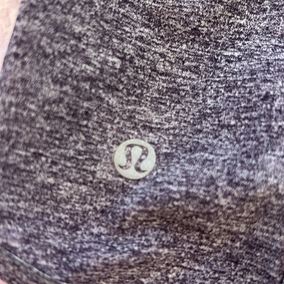 Lululemon Women’s Tracker Short Low-Rise 4” Heather Lux Multi Black/Black size 8 - Picture 3 of 3